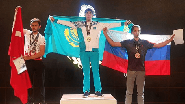 Дмитрий Тюков қол күресінен əлем чемпионы атанды