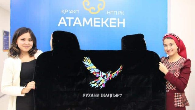 Ақмолалық кәсіпкер Елбасыға «Рухани жаңғыру» нақышымен тіккен авточехолын сыйламақ