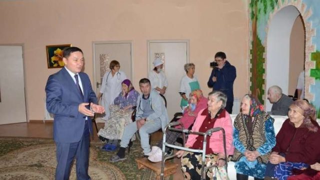 Ермек Маржықпаев  соғыс және еңбек ардагерлерiне құрмет көрсетті