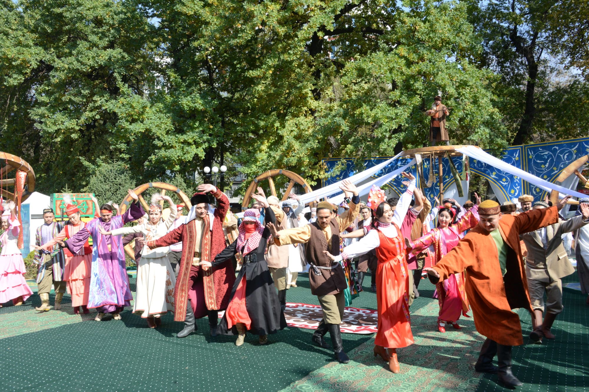 Төле би көшесінің күні шарасы