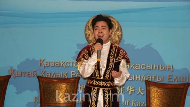 Қытай студенттері Абай өлеңдерін жатқа оқып, әнін айтты (видео)