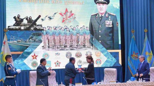 Қорғаныс министрі Дариға Назарбаеваны медальмен марапаттады