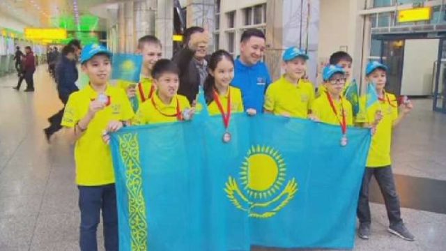 Қазақстандық білімді жастар Сингапурден жүлделі оралды