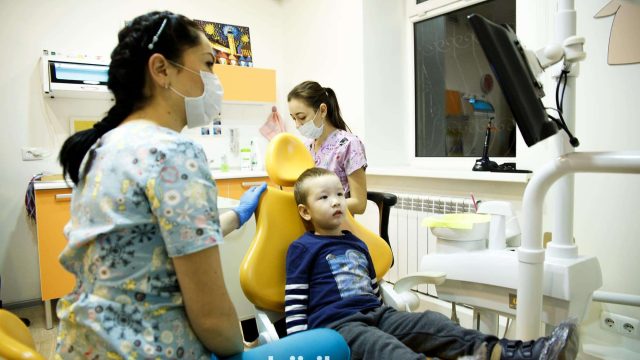 Стоматолог, травматолог, педиатр: Алматыда дәрігерлер балаларға тегін кеңес береді