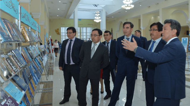 «Әлем көшбасшы көзімен» кітап көрмесінің тұсауы кесілді