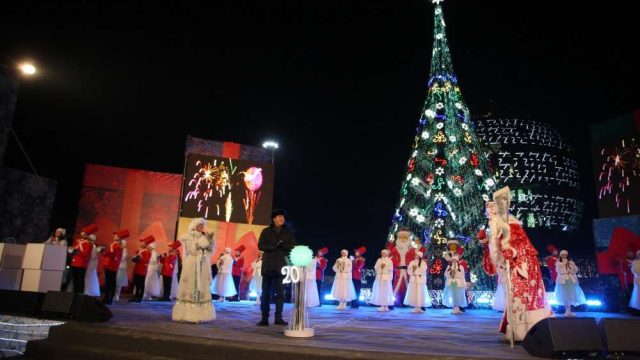 Жаңа жыл: Еліміздің бас шыршасы жағылды