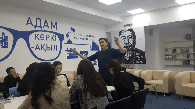 «Almaty Zhastary» атты орталықта журналист Аман Тасыған Алатау ауданы жастарына мастер-класс өткізді