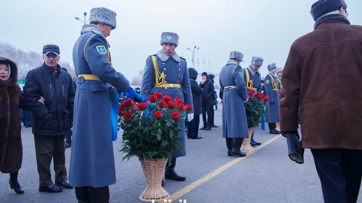 Тәуелсіздік мерекесі, гүл шоғы, гүл шоқтары