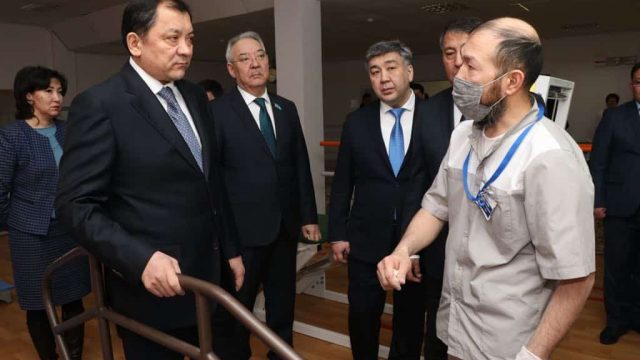 Нұрлан Ноғаев: Шақырылған дәрігерлерге қолайлы жағдай жасауымыз керек
