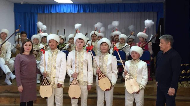 Батыс Қазақстанның шәкірттеріне 150 домбыра сыйға тартылды