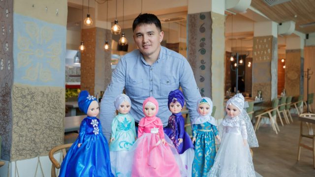 Бағдат Тоқтарбеков Құран оқитын Фатима қуыршағын қалай жасады?