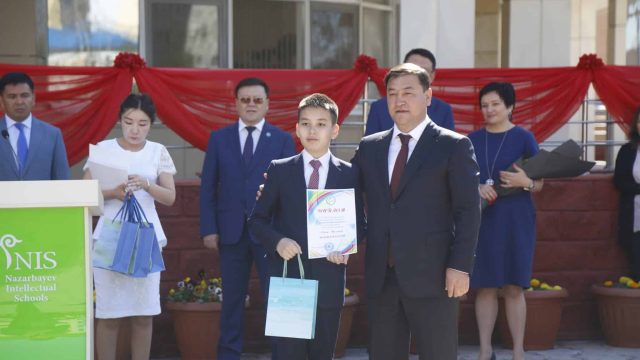 Талдықорған қаласының әкімі мектеп оқушыларына ақ жол тіледі
