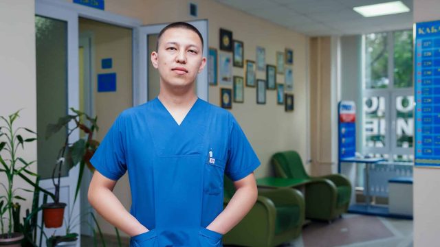 «Қытайдың жайтабаны қазақты майтабан етуде». Дәрігер-хирург Нұрмахан Еркебұлан майтабан ауруы мен аяқ киімді дұрыс таңдау туралы