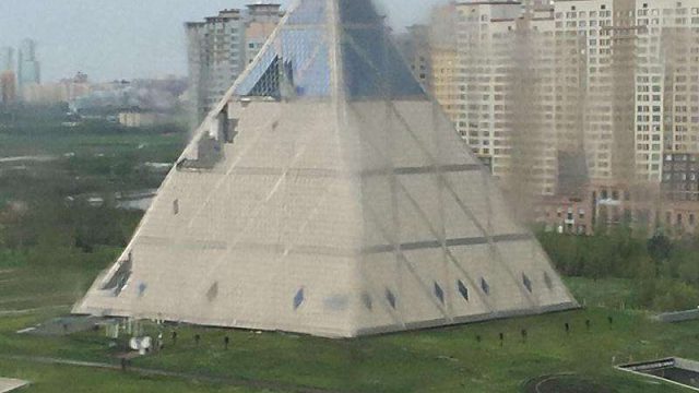 Астанадағы дауылдан пирамиданың әйнектері қирады