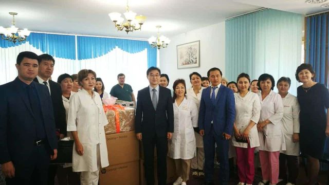 Алматыдағы акушерлік ғылыми орталыққа Қытай елінің консулдығы компьютерлер сыйлады