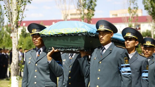 Соғыста қаза тапқан Атырау облысы жауынгерінің сүйегі туған жеріне әкелінді