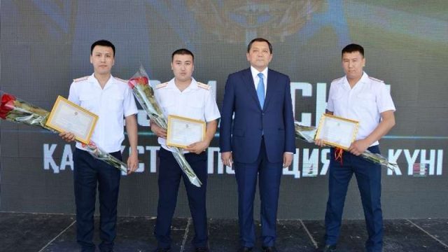 Атырауды 30 полиция қызметкері пәтерлі болды