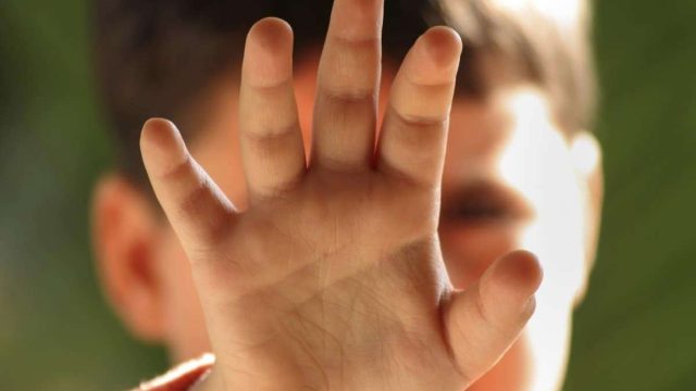 Алматыда бірінші класс оқушысының әкесі ұлы зорланғанын мәлімдеді