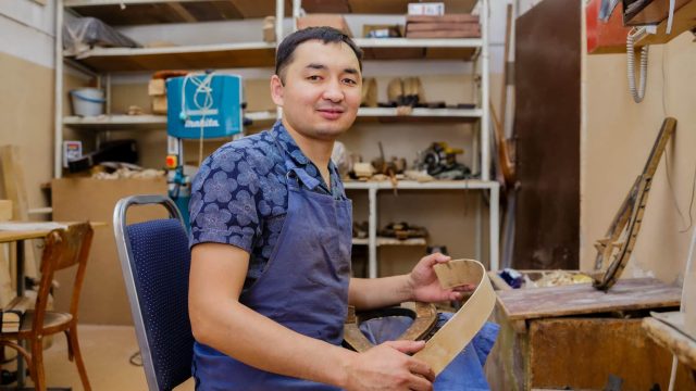 Алмас Мұстафа, домбыра шебері: Әр аймақтың домбырасы жергілікті ағаштан жасалуы керек