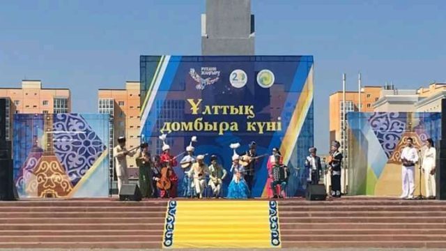 БҚО-да 15 сәбиге ұлттық аспап — домбыра сыйланды
