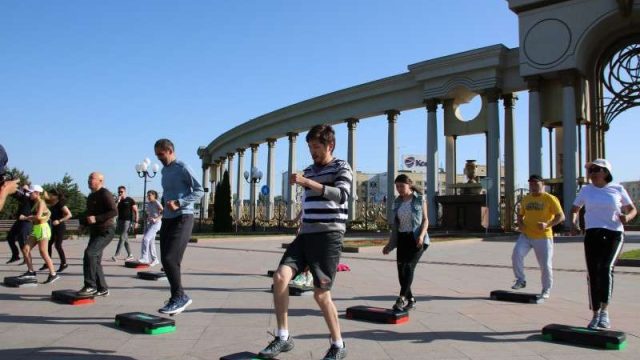 Алматыда фитнес нұсқаушылары тегін дәріс береді