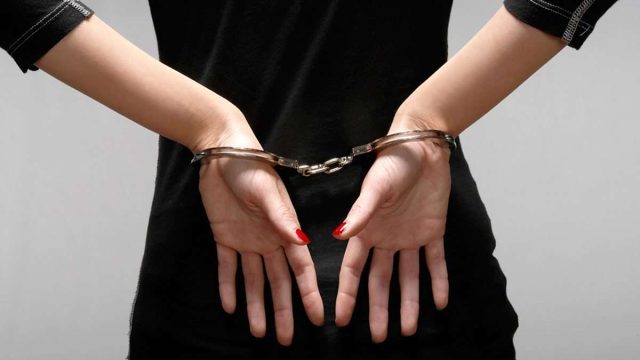 Ұрлық жасады деген күдікке ілінген әйел Қазақстанға экстрадицияланды