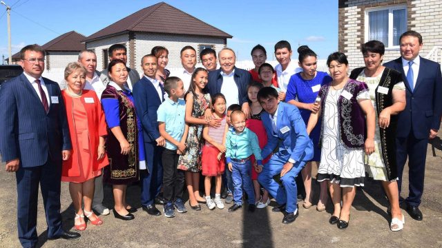 «17 жасымда туған өлкемнен кеттім» — Назарбаев солтүстікке қоныс аударғандармен кездесті