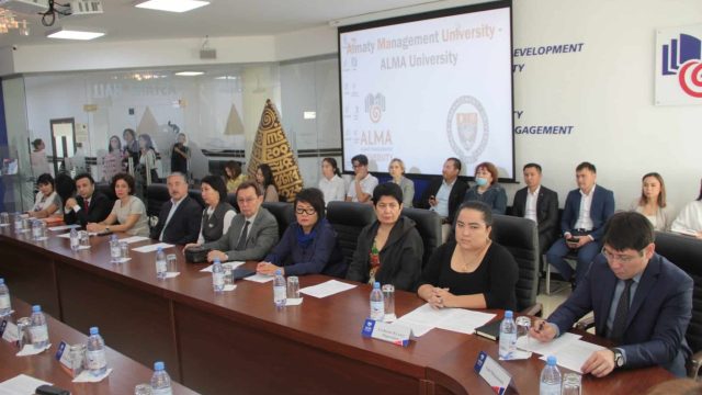 Алматы университеттері студенттерге қоғамға қызмет етуді оқытқалы отыр