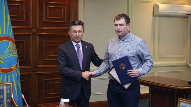 Бақыт Сұлтанов 10-қабаттан құлаған баланы құтқарған жігітке жарты миллион теңге берді