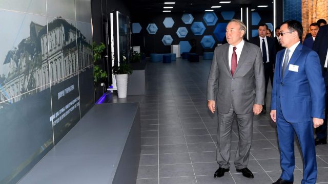 Алматының голографиялық 3D макеті Нұрсұлтан Назарбаевқа көрсетілді