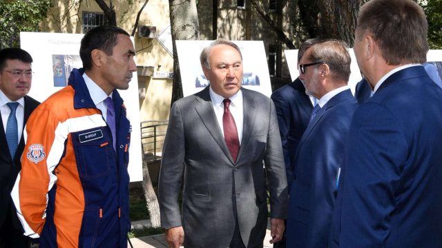 Нұрсұлтан Назарбаев Алматының қайта жөнделген көшелерін көрді
