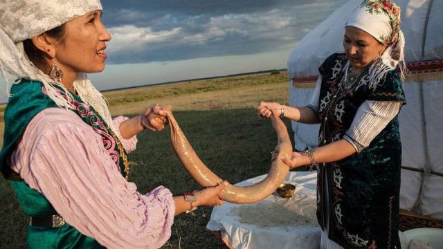 Қазаққа ғана тән тағам. Тоймайтұғын жегенде қазы деген немене?