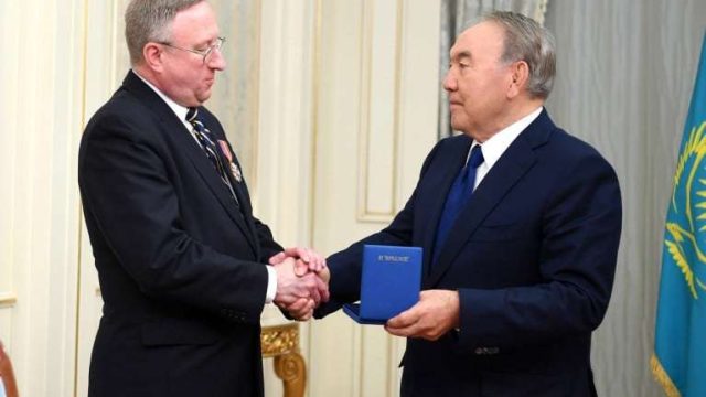 Нұрсұлтан Назарбаев АҚШ елшісін «Достық» орденімен марапаттады
