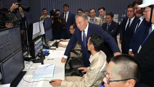 Нұрсұлтан Назарбаев Шымкент мұнай өңдеу зауытында болды
