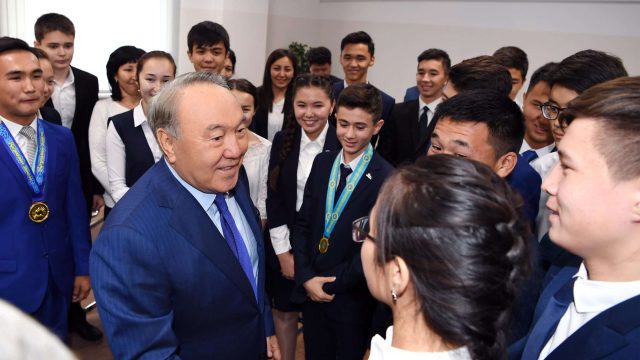 Нұрсұлтан Назарбаев мұнай саласынан басқа мамандықтарды таңдауға кеңес берді