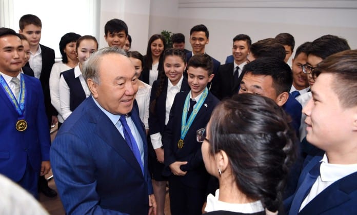 Назарбаев Ақтөбе оқушыларымен бірге
