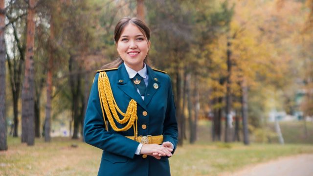 «Еркелеп жүретін орын емес». Әскери кафедрада қыздар қандай білім алады?
