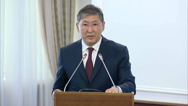 Ерлан Сағадиев: Мектептер 2 жылда электрондық оқулықтармен түгел қамтылады