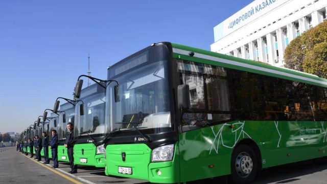 Алматының қоғамдық көліктерінде көпбалалы аналар тегін жүреді