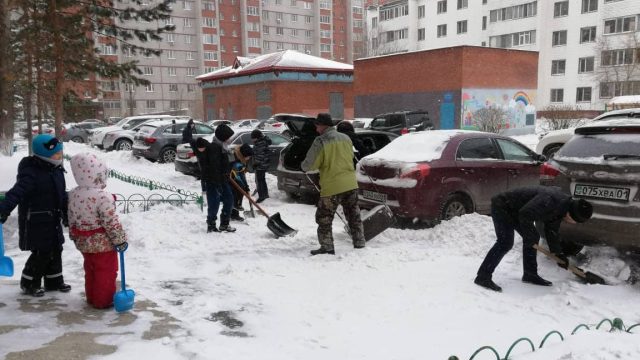 Астана тұрғындары қар тазалаушы жұмысшыларға көмектесті