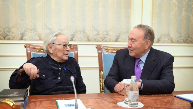 Нұрсұлтан Назарбаев Әбдіжәміл Нұрпейісовпен әңгімелесті