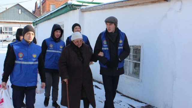 Астаналық жастар жалғызбасты қарттардың ауласын қардан тазалады
