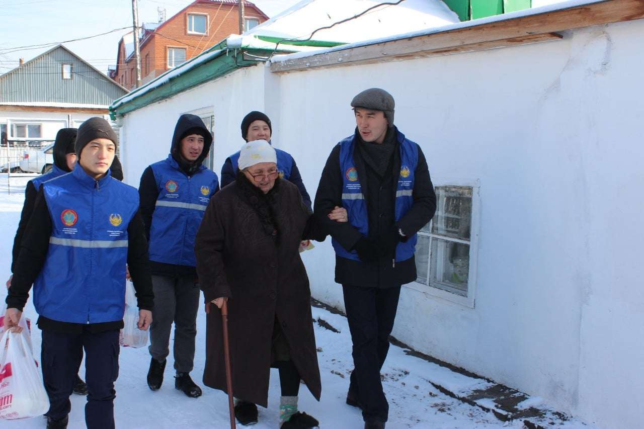 Астаналық жастар жалғызбасты қарттардың ауласын қардан тазалады