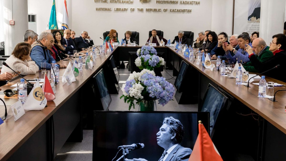 "Айтматов және кино" дөңлелек үстелі.