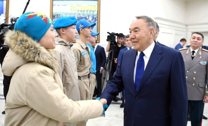 Назарбаев жас сарбаздармен