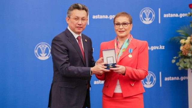 Астана әкімі Тәуелсіздік мерекесі қарсаңында мемлекеттік наградаларды табыстады