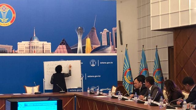 Астананың мемлекеттік қызметшілері  латын әліпбиіне жаттықты
