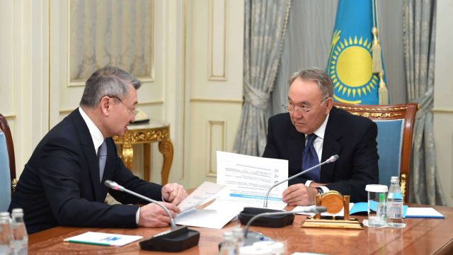 Нұрсұлтан Назарбаев Шығыс Қазақстан облысының әкімімен кездесті