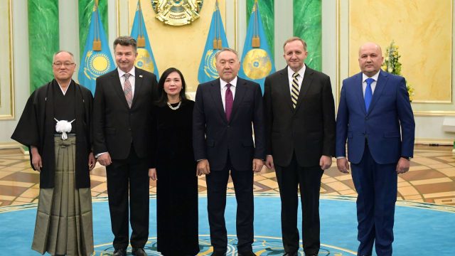 Нұрсұлтан Назарбаев елшілерден сенім грамоталарын қабылдады
