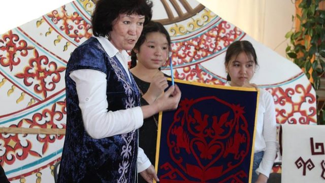 Балалар ұмыт болған өнер жәдігерлерімен танысты